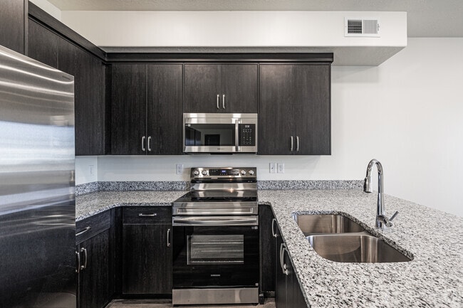 2BR, 1BA - 901SF - Kitchen - Raintree Apartments