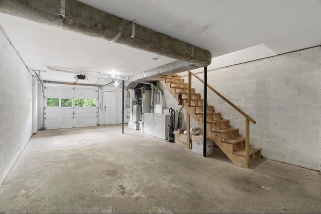 Building Photo - MODERN TRI-LEVEL TOWNHOME NEAR STEELE CREEK PARK