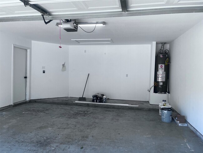 Building Photo - 1810 Village Ct Ln