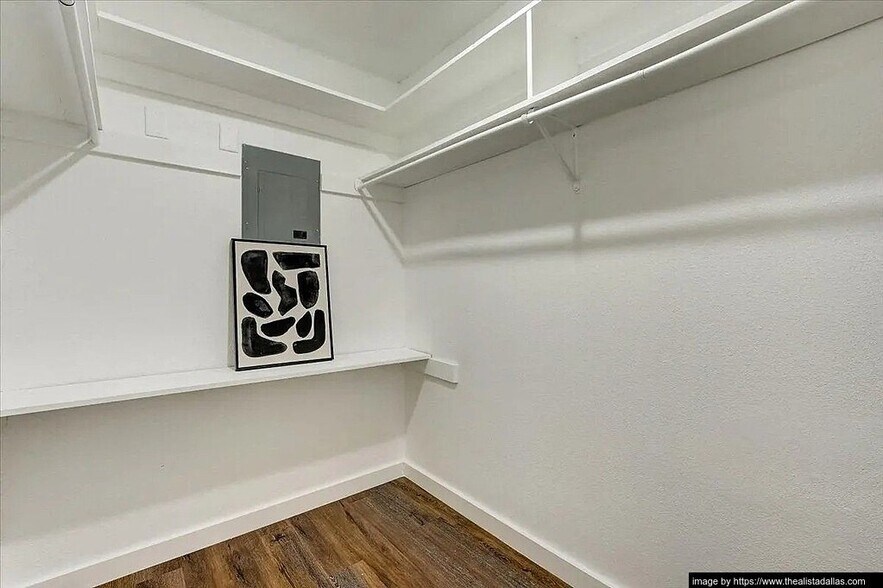 Building Photo - 10028 Royal Ln