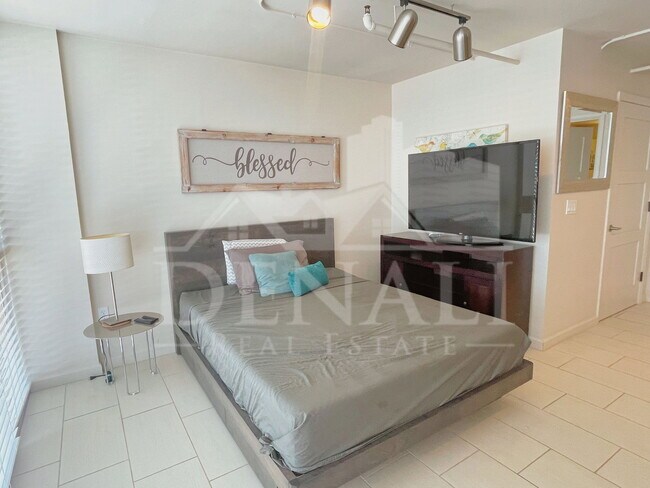 Building Photo - 535 W Thomas Rd