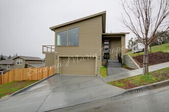 Building Photo - Gorgeous 4 Bed/3Bath House Available in De...