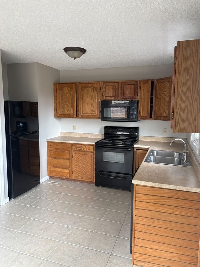 Building Photo - 3 Bedroom 2 Bath in Gray