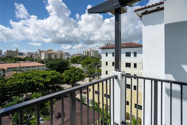 Building Photo - 1091 Galiano St