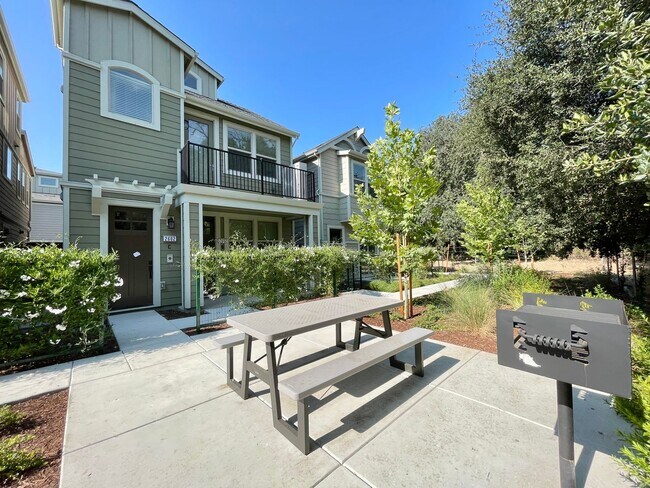 Building Photo - 1 Bedroom, 1 Bath Condo Convenient Napa Location