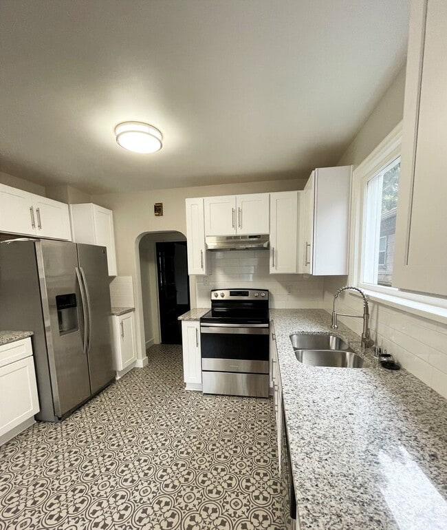 Building Photo - 4 Bedroom Home