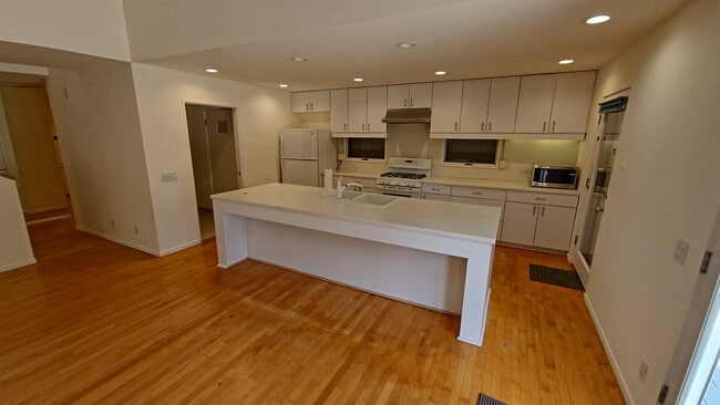 Building Photo - 6600 W 83rd St