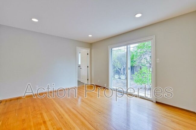 Building Photo - 1650 Goldfinch Way