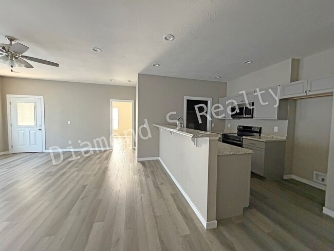 Building Photo - Georgeous 4 Bedroom Home - Ozark Schools!