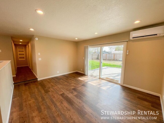 Building Photo - Newly rehabbed home in Springfield