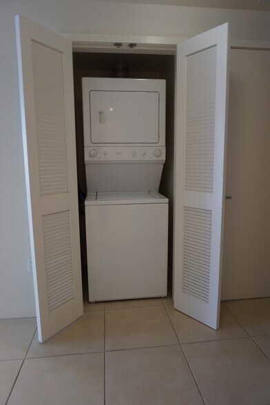 In Unit Washer and Dryer - 1441 9th Ave