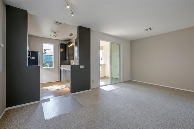 Building Photo - 10820 Sabre Hill Dr