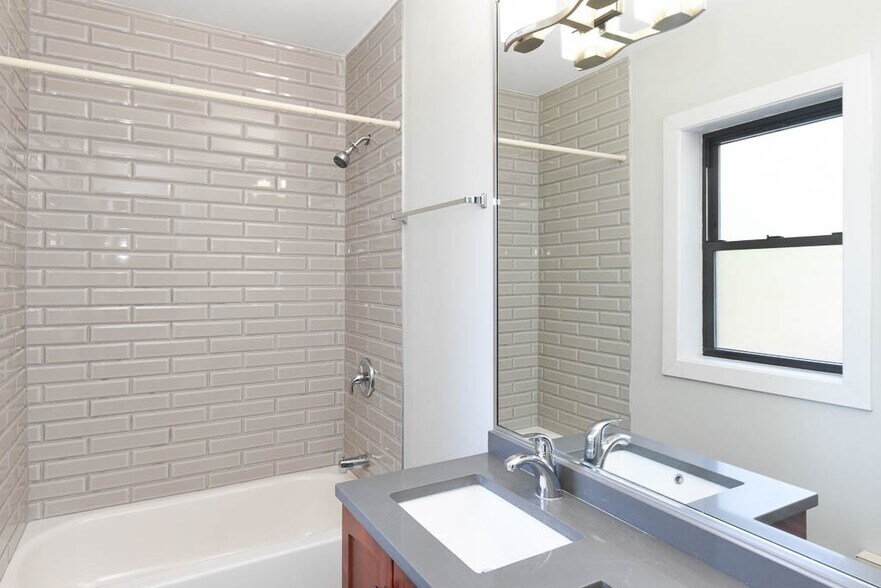 Building Photo - 555 W Arlington Pl