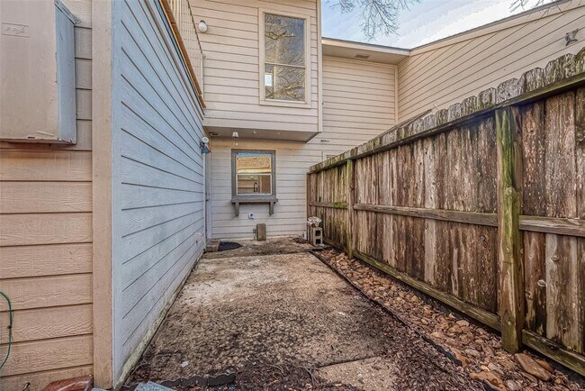 Building Photo - 9393 Westwood Village Dr