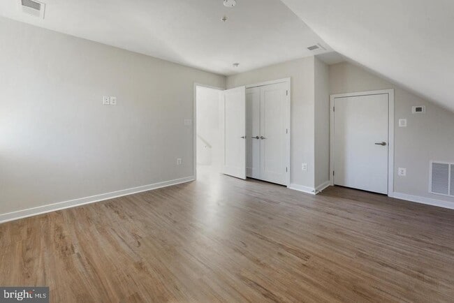 Building Photo - 945 Sycamore Dr SE