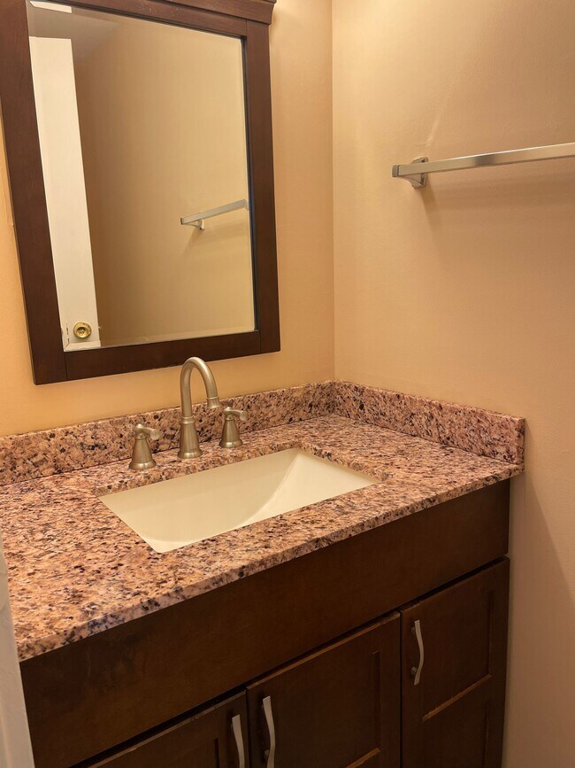 Building Photo - 17 Parkside Ct