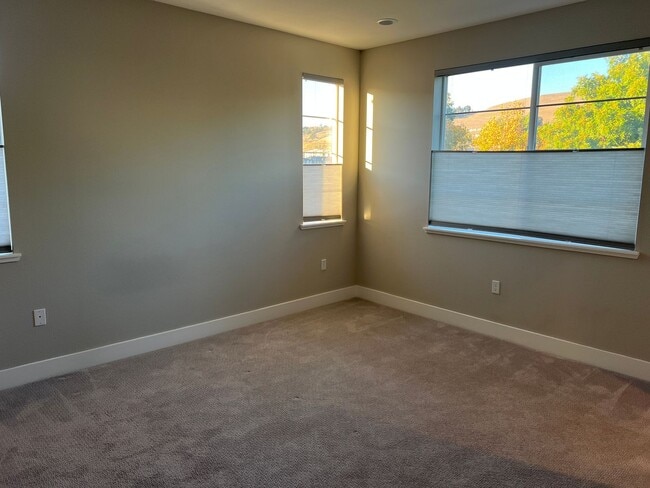 Building Photo - CONTEMPORARY BRIGHT SPACIOUS TOWNHOME WITH...