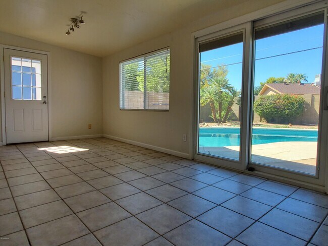 Building Photo - 8020 E Monte Vista Rd