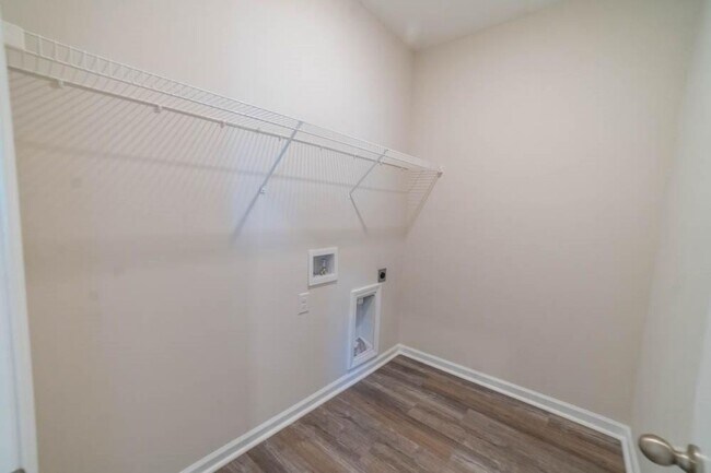 Building Photo - Beautiful 3-Bedroom Townhome in Sought-After Waterways Community