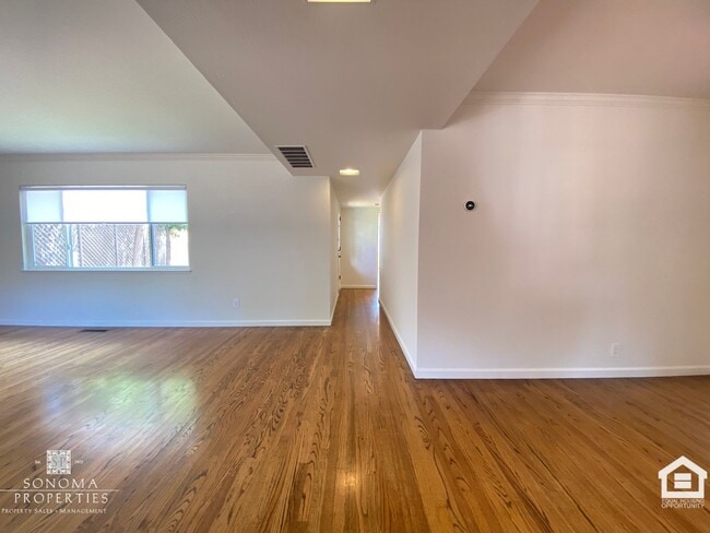 Building Photo - Charming 2bd/2ba House in Downtown Sonoma!