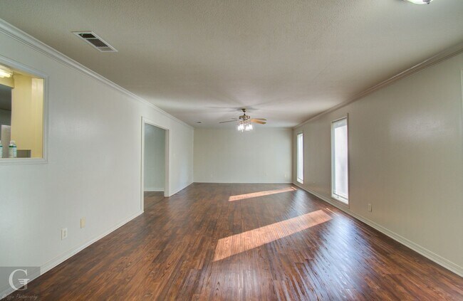 Building Photo - 4 bedroom 2.5 bathroom **$300 OFF 1ST MONTH