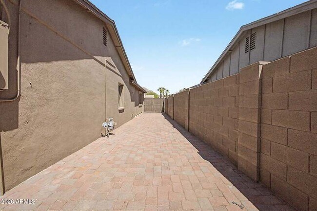 Building Photo - 2601 E Dahlia Dr
