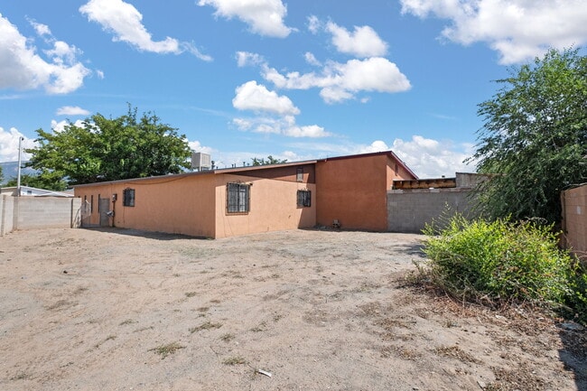 Building Photo - 1105 Calle Mesquite