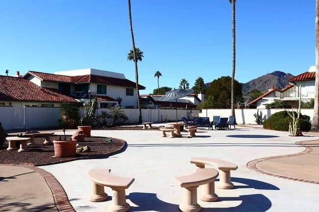 Building Photo - 5804 N Scottsdale Rd