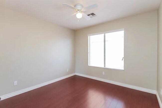 Building Photo - 1534 W Saint Anne Ave