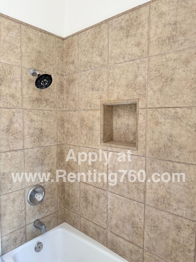 Building Photo - Spacious 3 Bed 2 Bath Home!