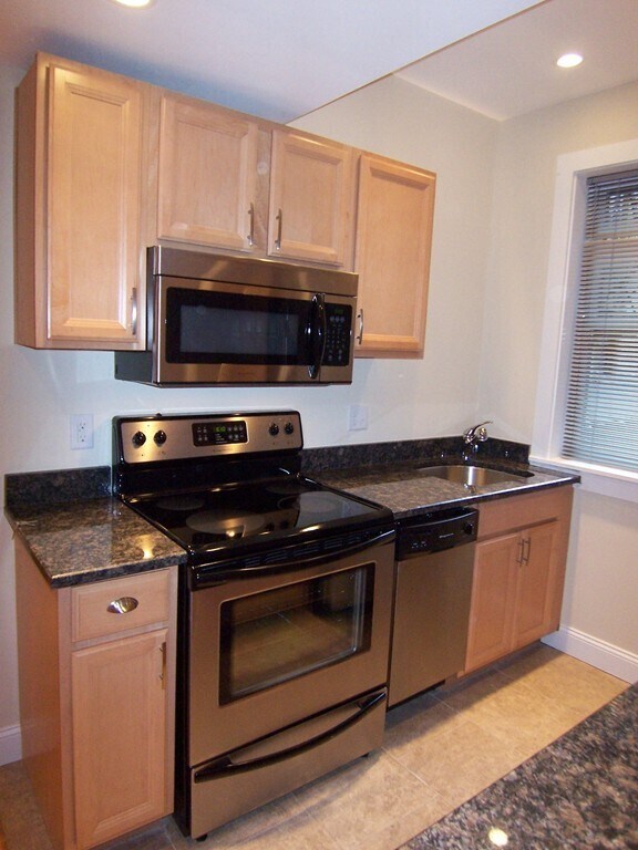 Building Photo - 61 Park Dr