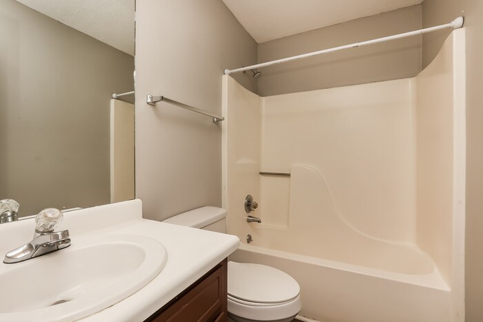 Building Photo - 565 Bridgette Dr