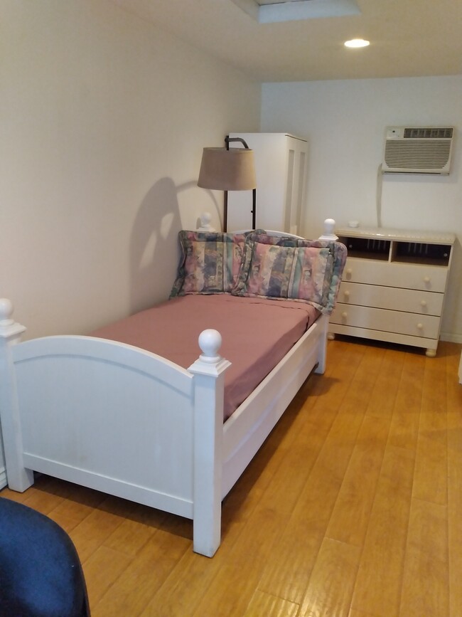 Bed - 5141 Biloxi Ave