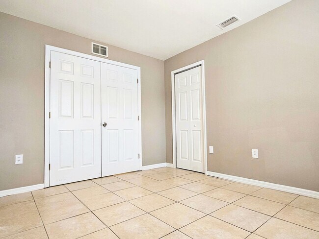 Building Photo - 3 BR / 2 BA Duplex Conveniently Located in Lehigh Acres