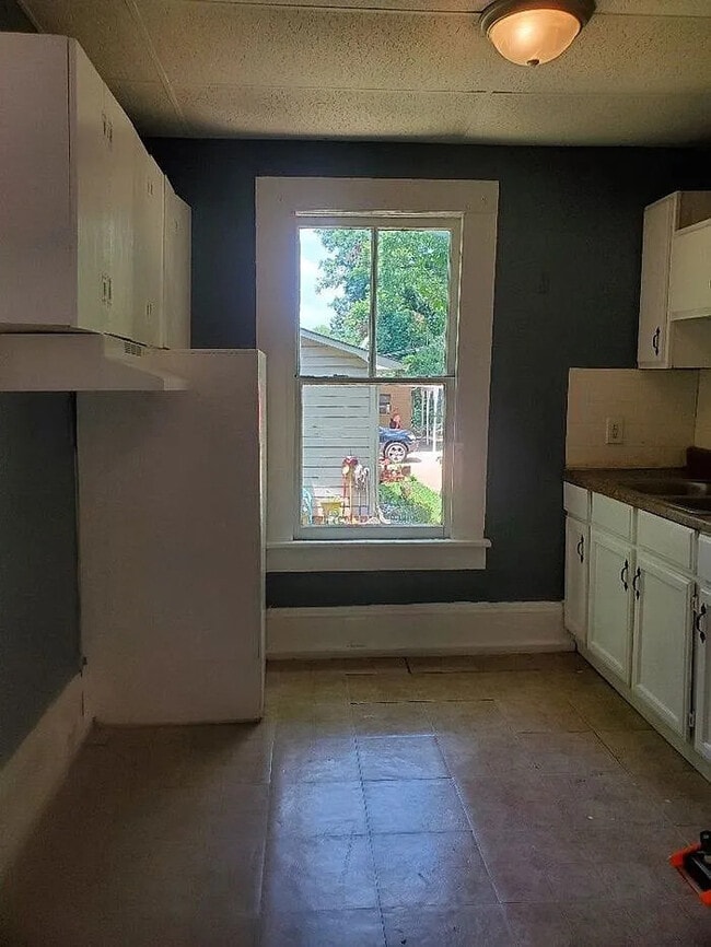 Building Photo - 2 Bedroom 1 Bathroom