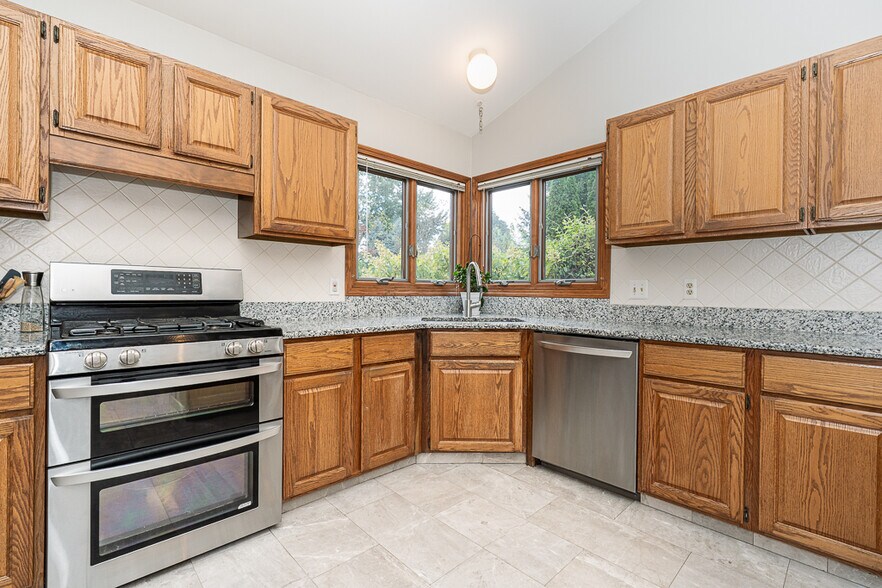 Building Photo - 1574 Devonshire Dr