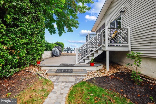 Building Photo - 2130 Lake Dr