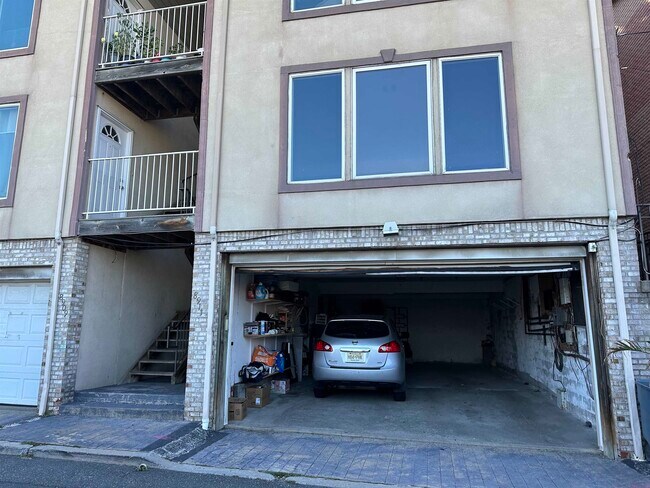 Building Photo - 8911 Riverside Pl