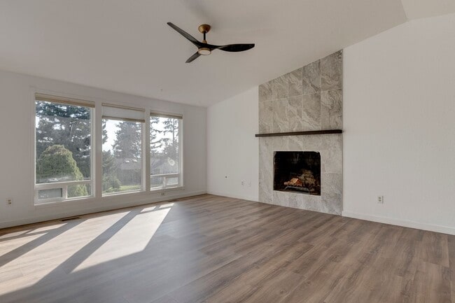 Building Photo - Beautifully Updated 3+ Bedroom Water View ...