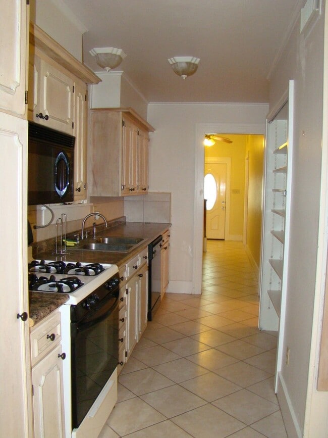 Building Photo - Charming 3 bedroom 4 blocks to the beach!