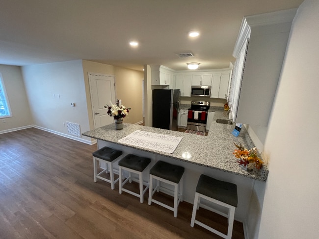 Building Photo - 540 Northend Dr