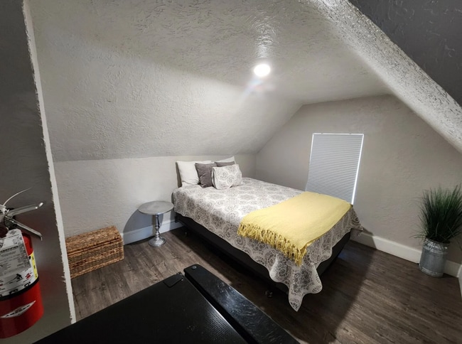 Building Photo - Furnished Studio - Utilities/Internet Incl...