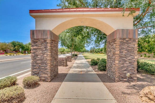 Building Photo - Lovely home in cul-de-sac lot with fenced pool!