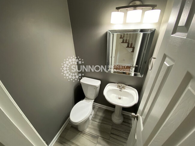 Building Photo - Charming 3 bed, 2.5 bath