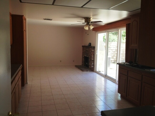 Building Photo - Large 4BR 3BA Family Home in Canoga Park