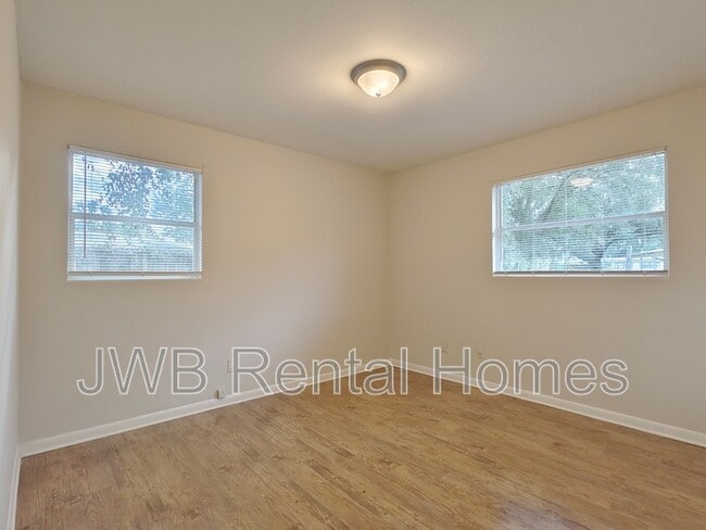 Building Photo - 2233 Monteau Dr