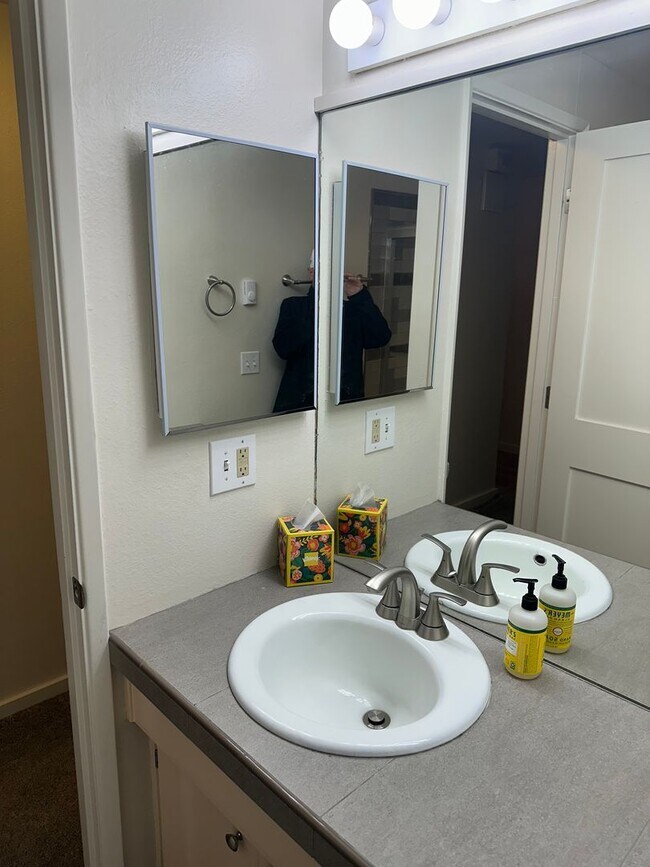 Building Photo - Beautiful custom 3 bedroom 2 bathroom hous...