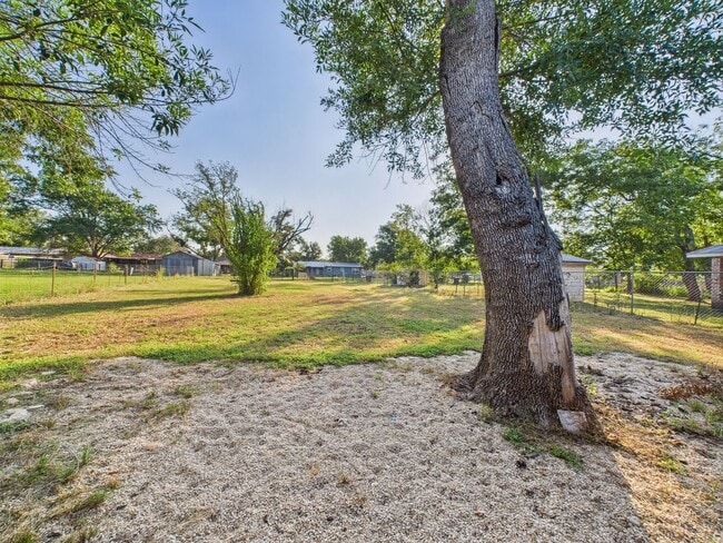 Building Photo - Adorable Property