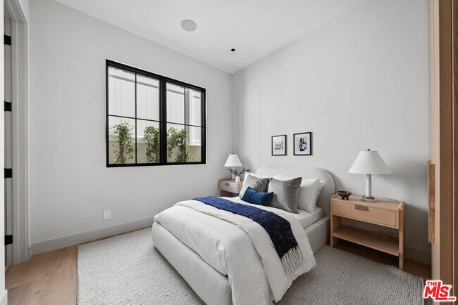 Building Photo - 10950 Verano Rd