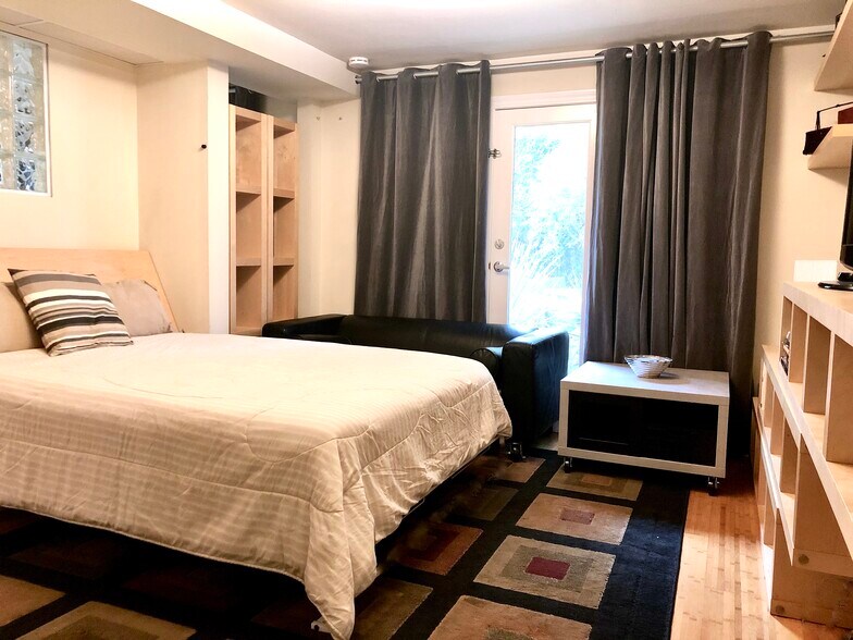 Living room /bedroom - 4634 18th St